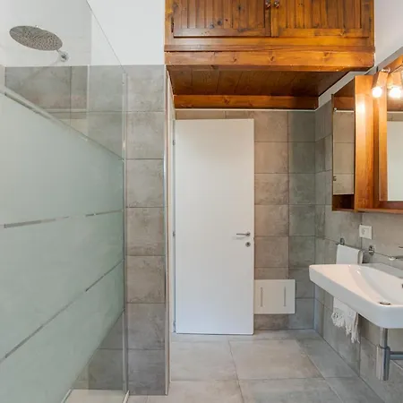 Casa Veligato 2 *